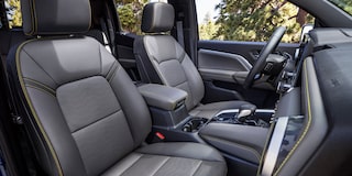 Área de los asientos delanteros del interior de la Chevrolet Colorado