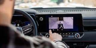 Un conductor utilizando las vistas en ángulo de la cámara de los sistemas de infoentretenimiento de la Chevy Colorado