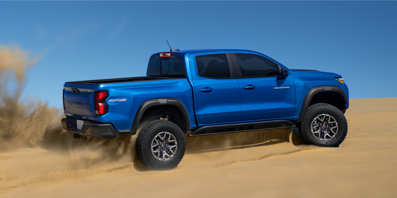 La Chevy Colorado circulando sobre empinadas dunas