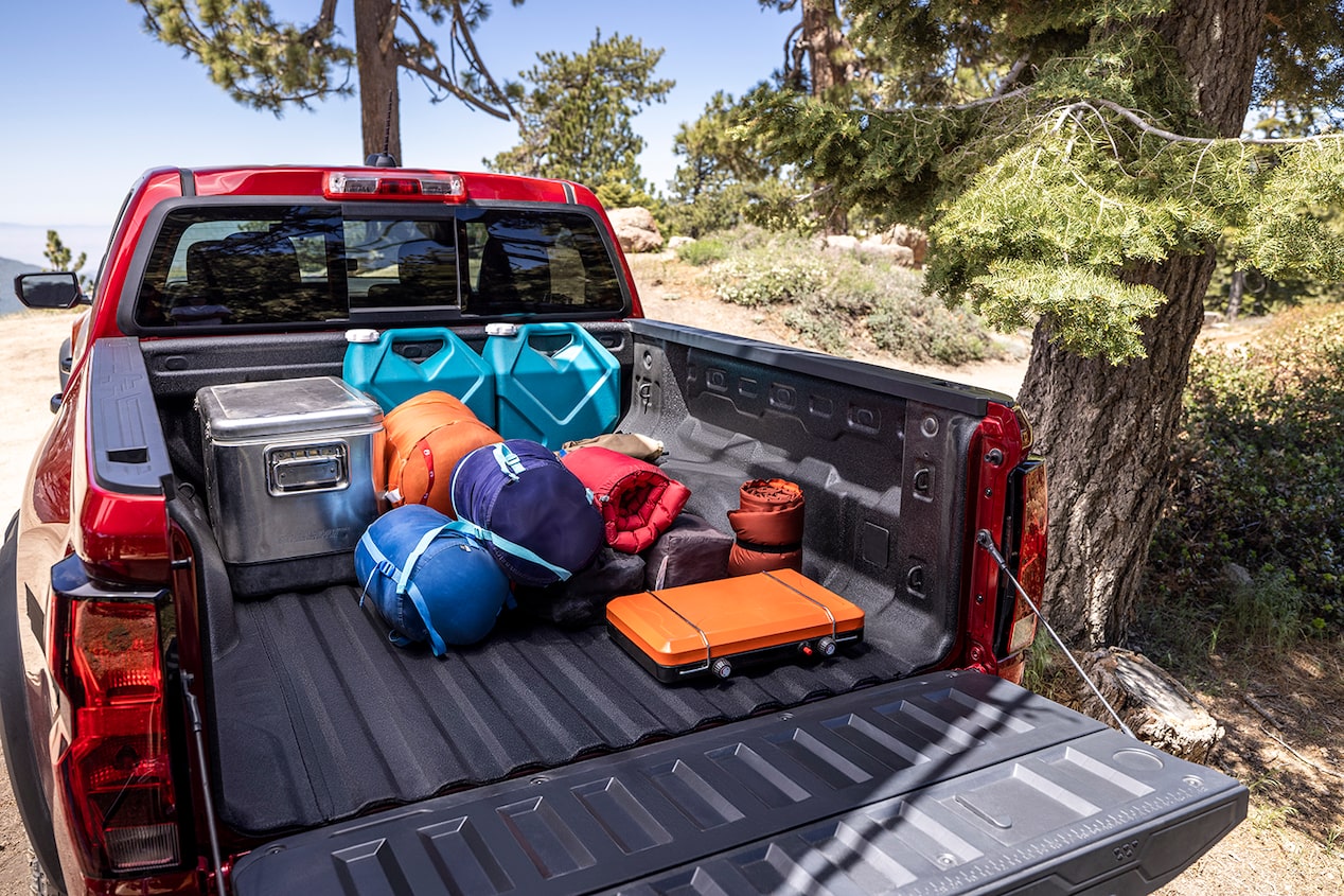 Vista de la caja de la camioneta Colorado cargada con equipos de campamento