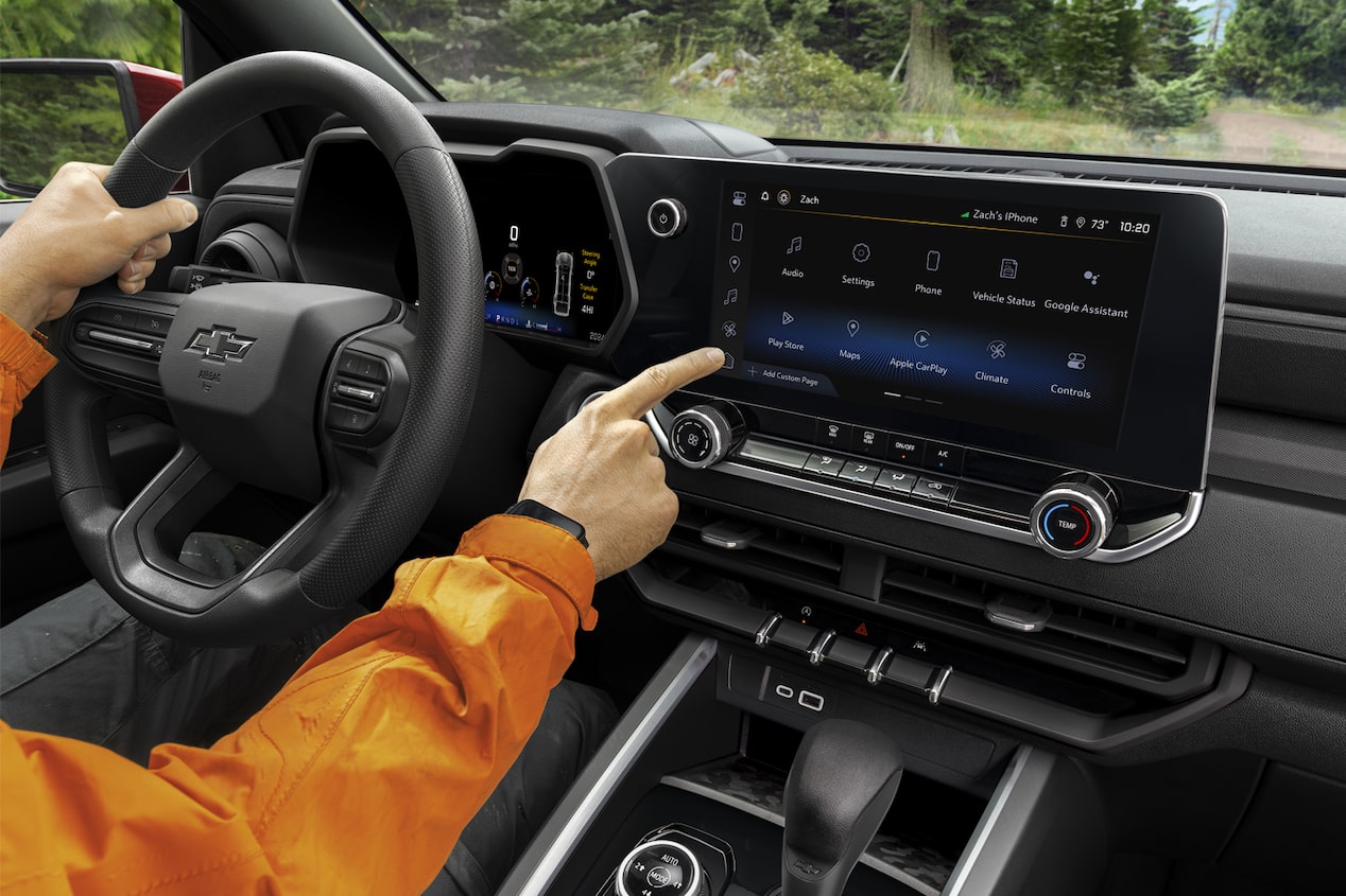 Primer plano de un conductor que utiliza el tablero de instrumentos digital de la Chevy Colorado