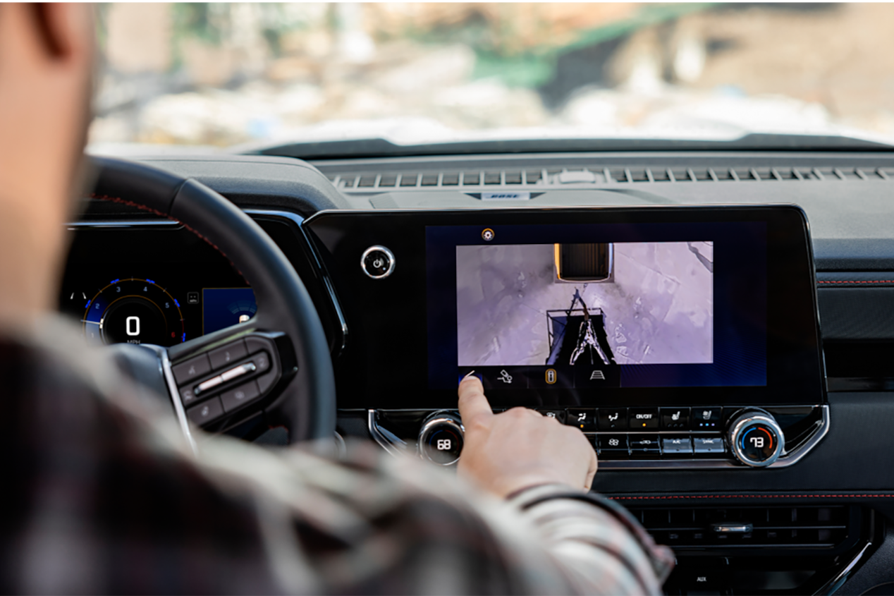 Un conductor utilizando las vistas en ángulo de la cámara de los sistemas de infoentretenimiento de la Chevy Colorado