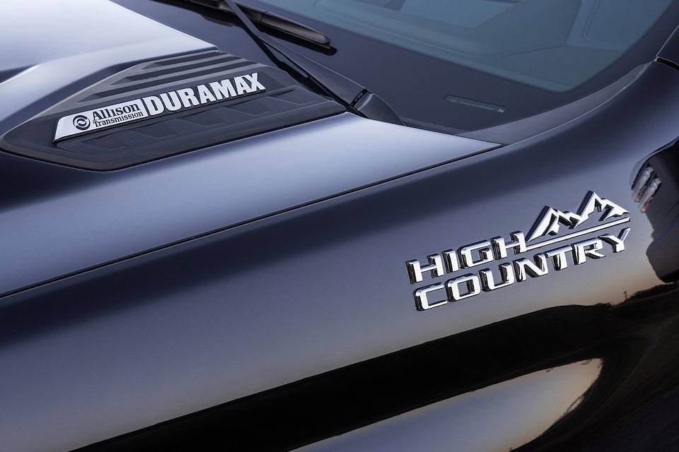 Elegante emblema de High Country mostrado en la Silverado HD 2024