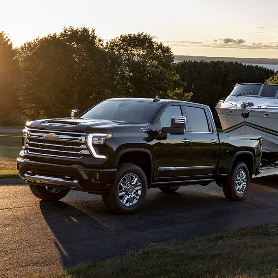 Una Silverado HD 2024 remolcando un bote al atardecer