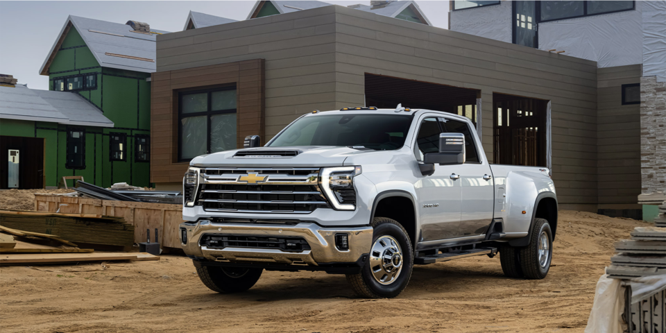 Silverado HD 2024 estacionada afuera de una casa en construcción