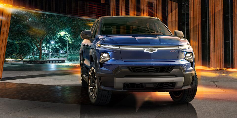 Imagen frontal de una Chevrolet Silverado EV 2024 estacionada