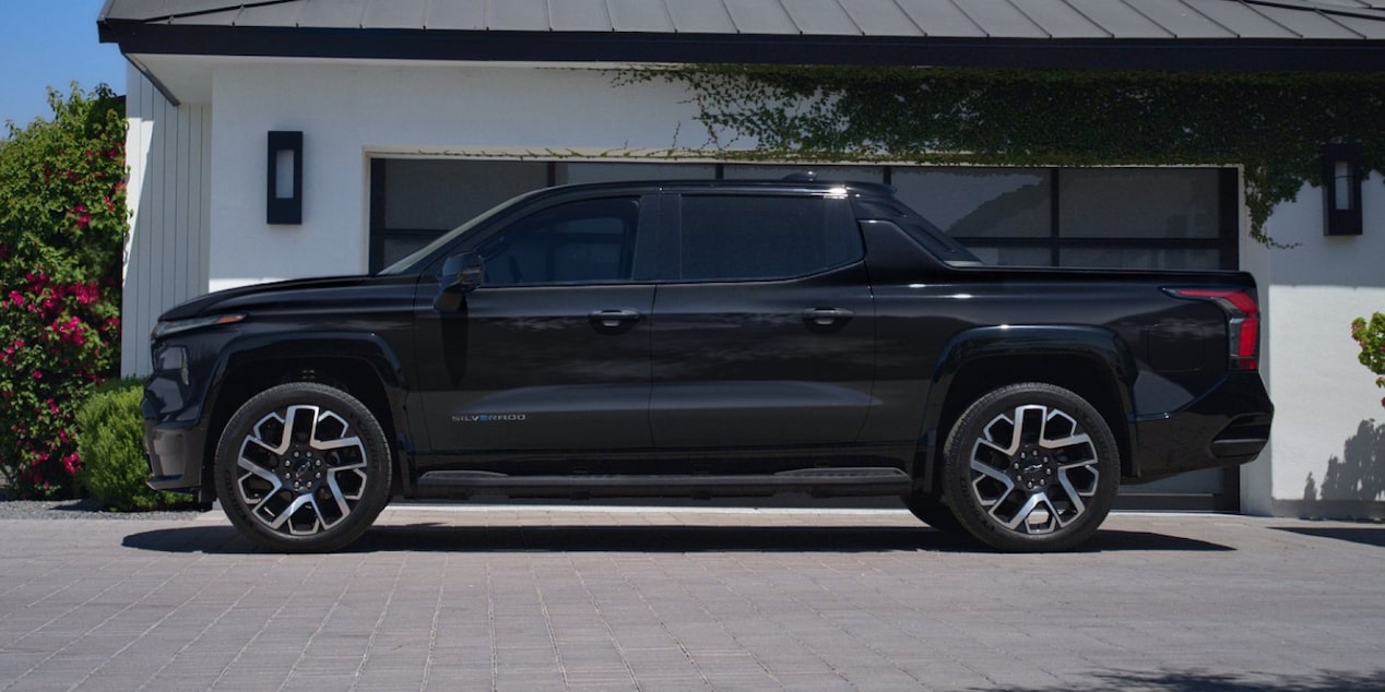 Vista de perfil de la Silverado EV 2024, estacionada en una entrada de garaje