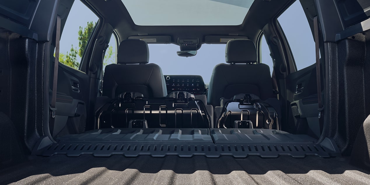 Primer plano del volante en el interior de la Silverado EV 2024