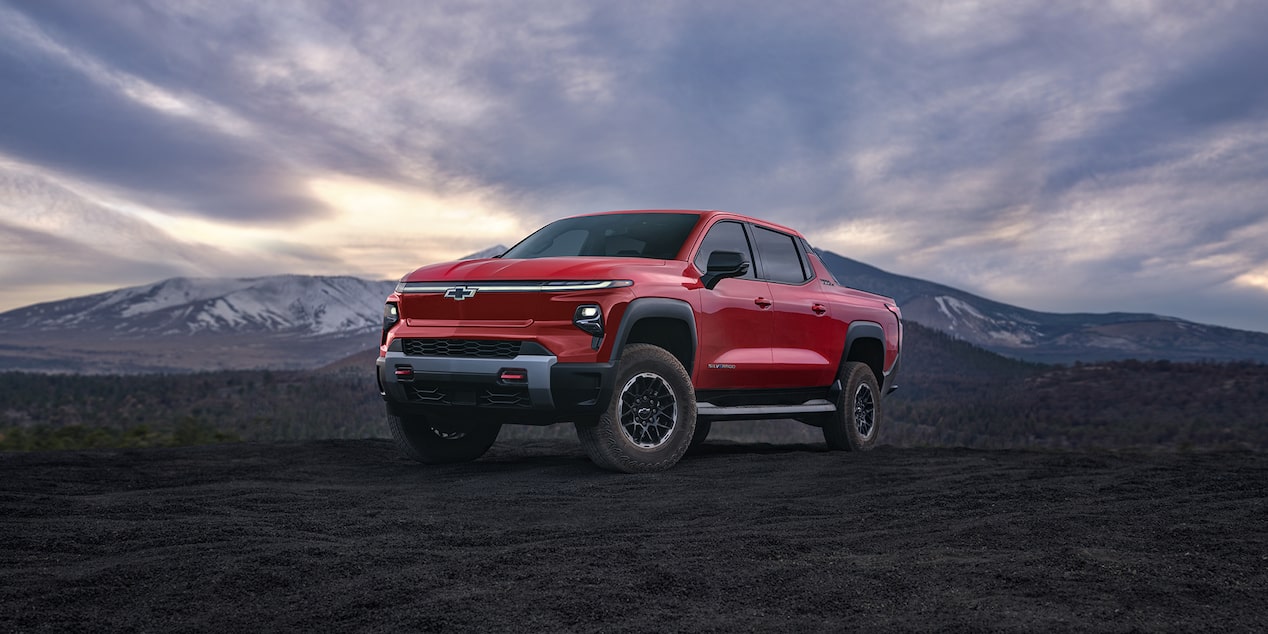 Una Chevy Silverado EV Trailboss 2025 estacionada con montañas de fondo