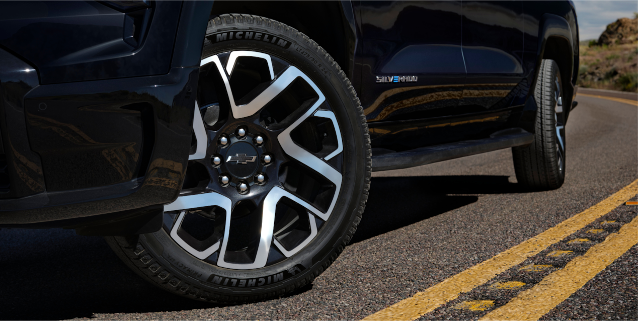 Vista recortada de rin delantero de la Silverado EV 2024