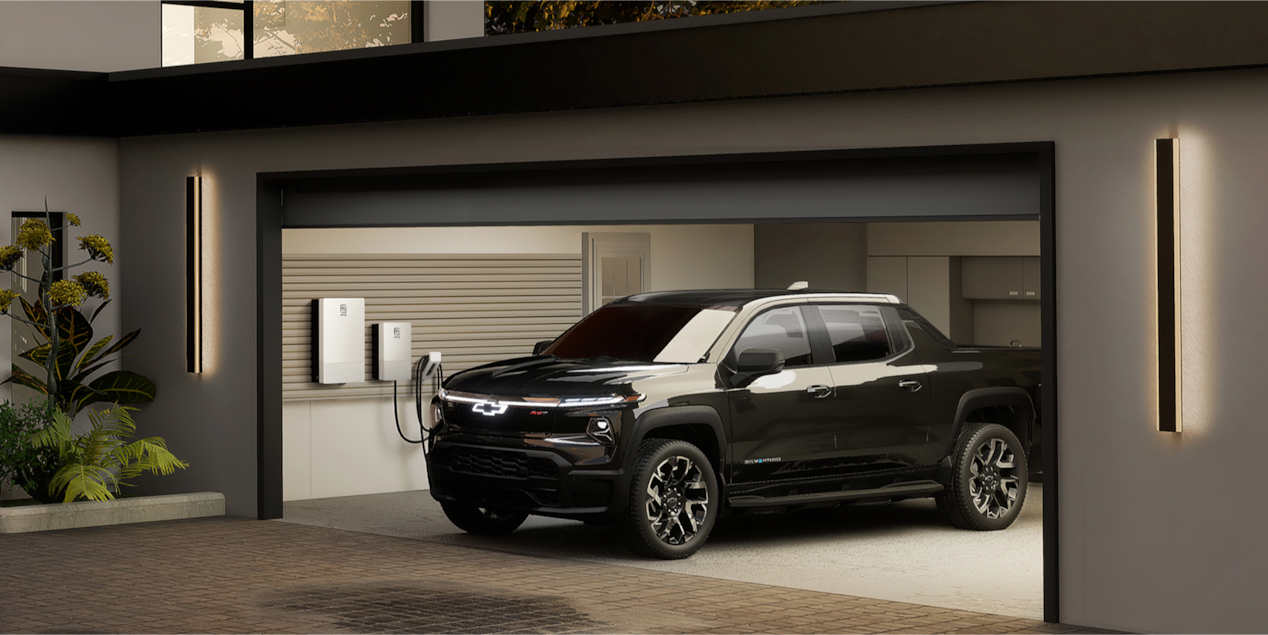 Silverado EV 2024 en el garaje de una casa moderna