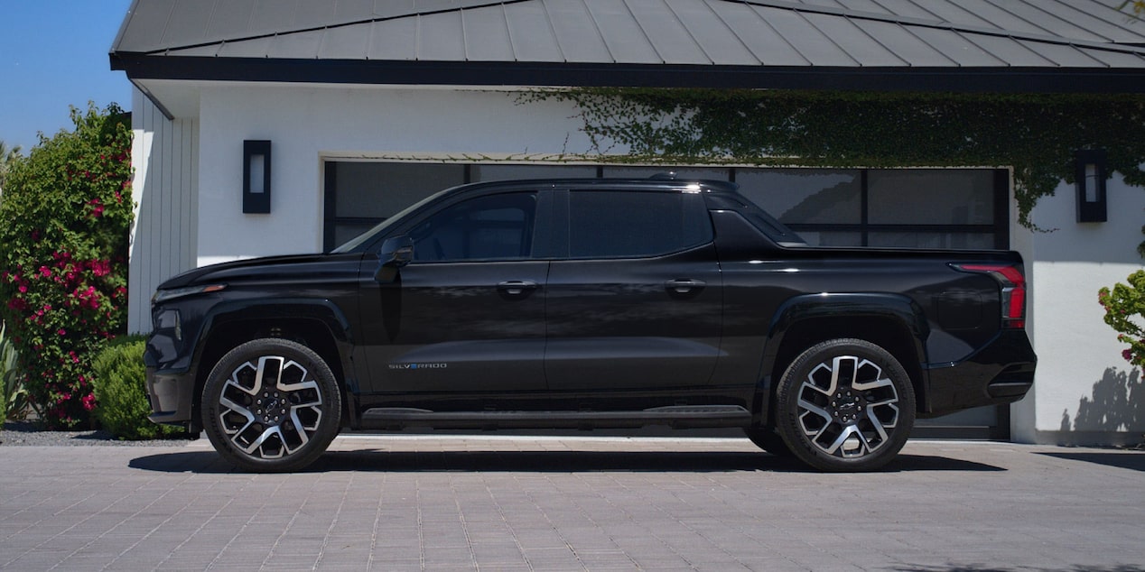 Silverado EV en Negro, en una entrada de garaje