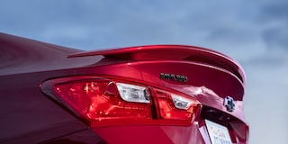 Vista lateral trasera de una Chevy Malibu 2025 color Rojo