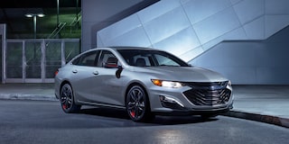 Chevy Malibu 2025 color Gris estacionada a un costado de la carretera con las luces encendidas