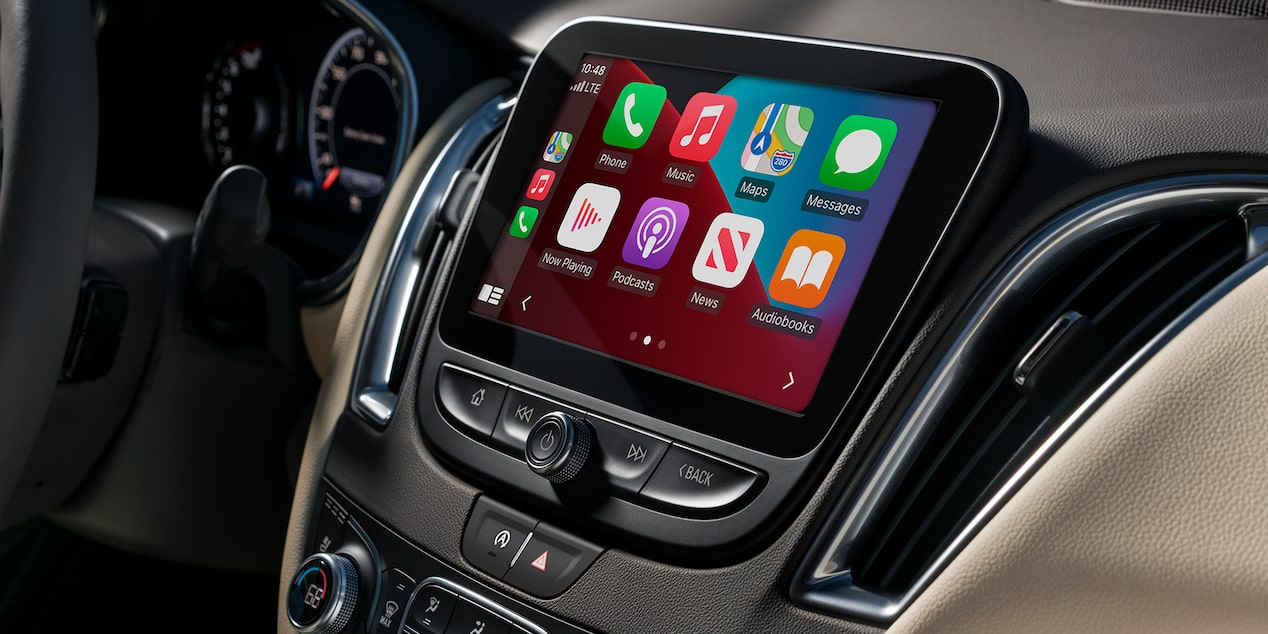 Vista lateral del panel con pantalla de un Chevy Malibu 2025