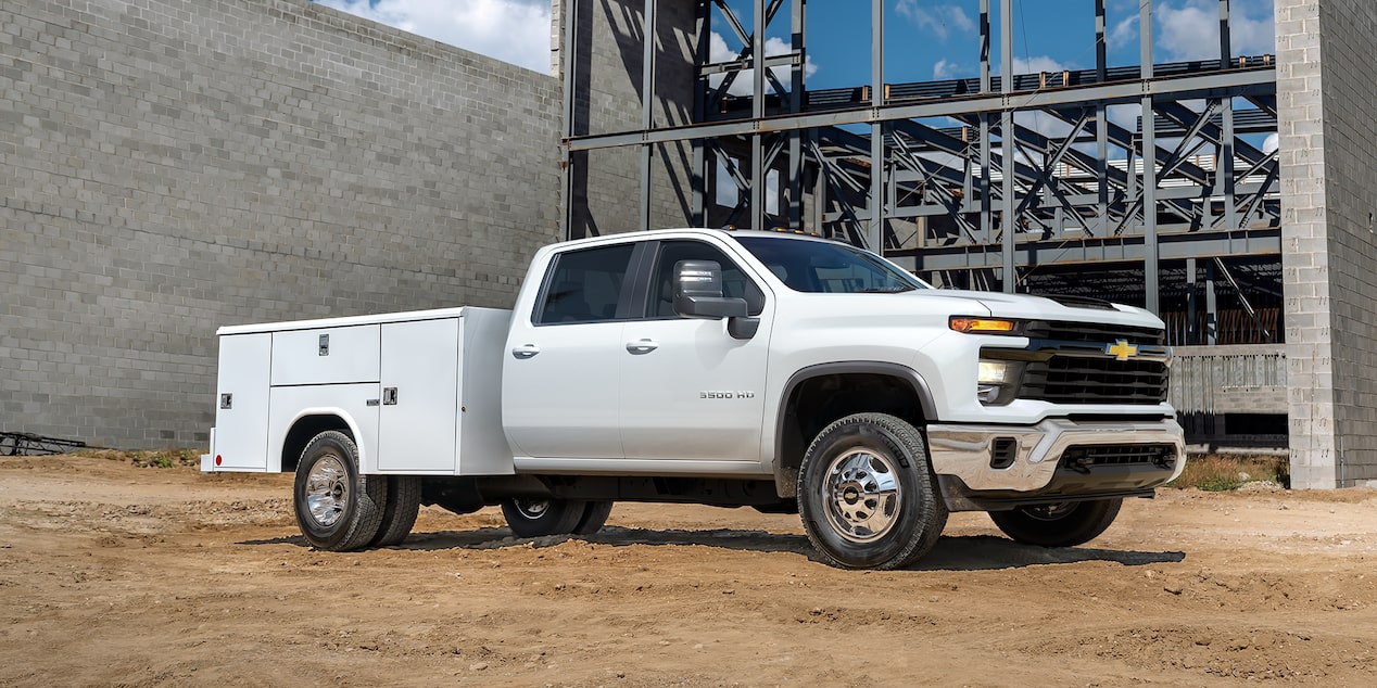 La Chevy Silverado 3500 HD de chasis con cabina 2025 con caja de uso general estacionada en una obra en construcción