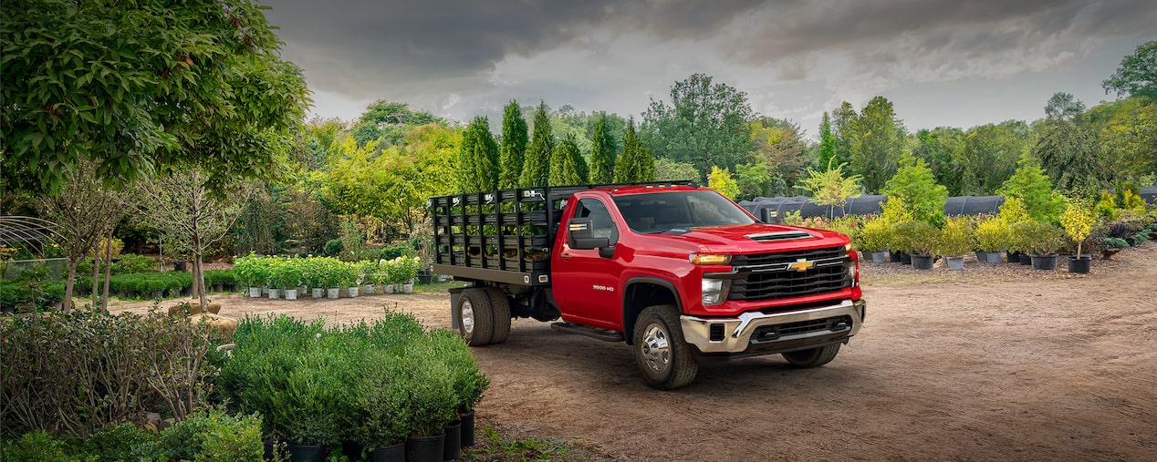 La Chevy Silverado 3500 HD de chasis con cabina 2025 transportando plantas desde un centro de jardinería