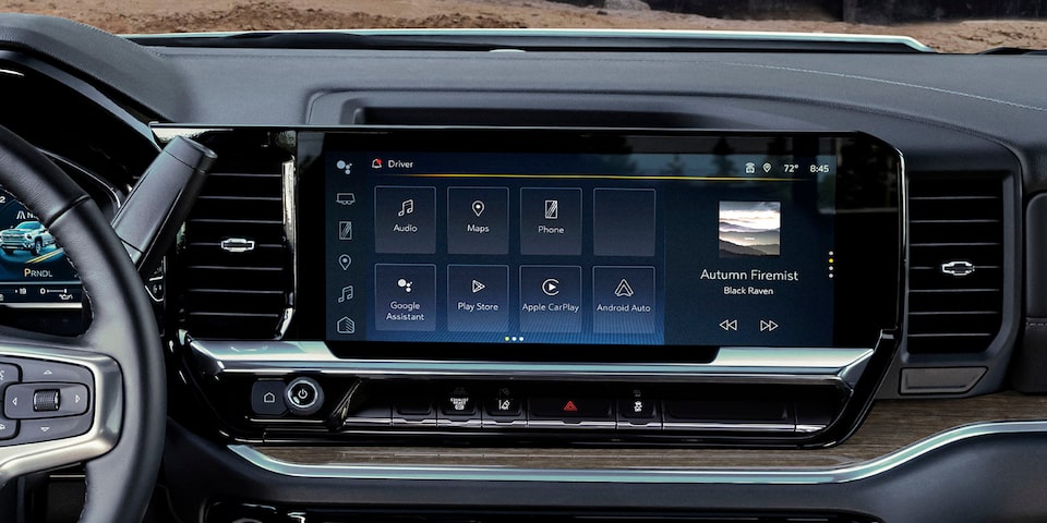 Pantalla táctil del sistema de infoentretenimiento en el interior de la Chevy Silverado 3500 HD de chasis con cabina 2025