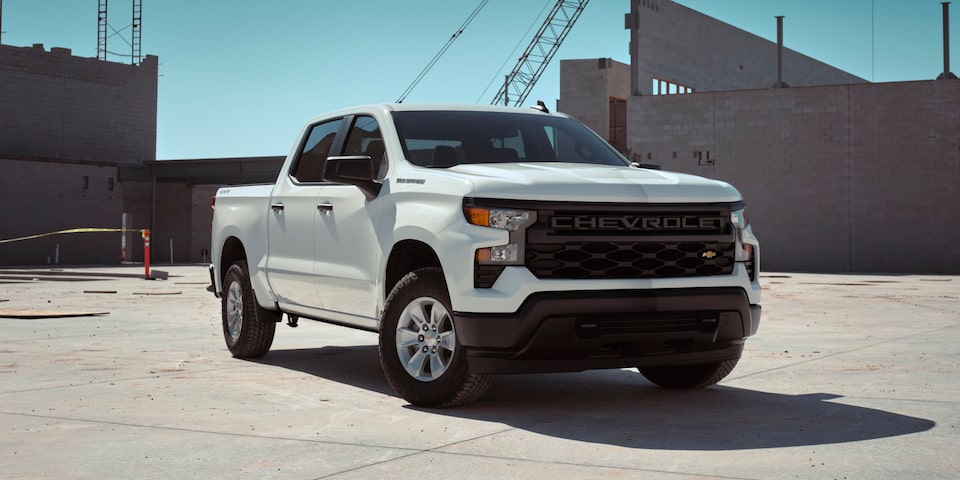 Chevrolet Silverado 2024 estacionada en una obra