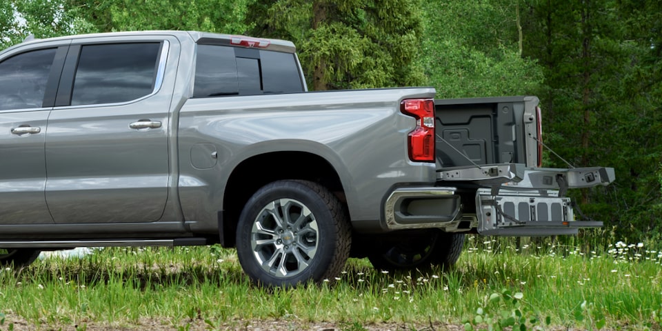 Chevrolet Silverado 2025 estacionada en el césped, con la puerta trasera bajada