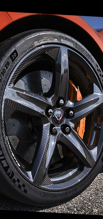 Vista estrecha vertical del neumático de un Chevy Corvette Z06 2025 de color Naranja