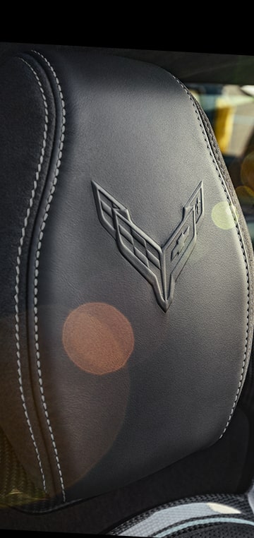 Primer plano del logotipo de banderas cruzadas de Chevy integrado en el asiento del Chevy Corvette Z06 2025