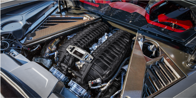 Chevy Corvette Z06 con el cofre del motor abierto y expuesto
