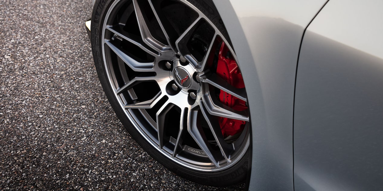 Primer plano del neumático de un Chevy Corvette Z06 2025 de color Plata