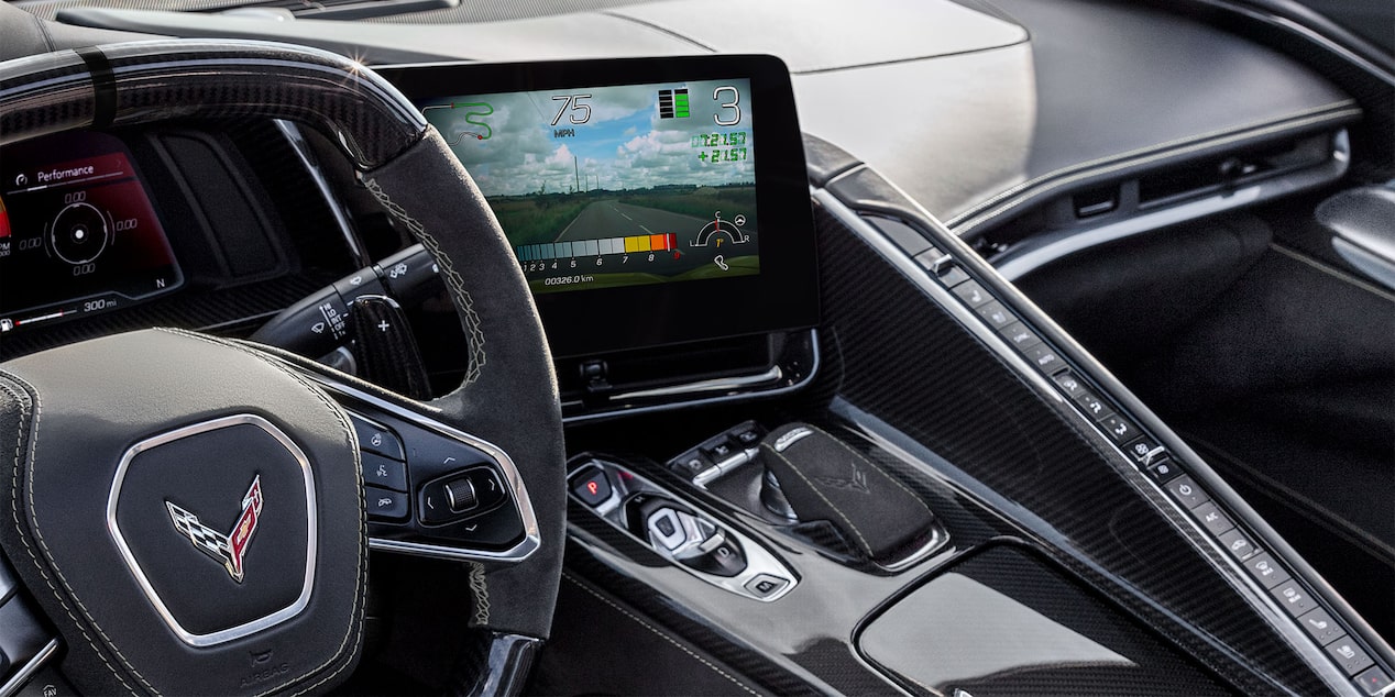 Una vista del volante y tablero con pantalla en el interior de un Chevy Corvette Z06 2025