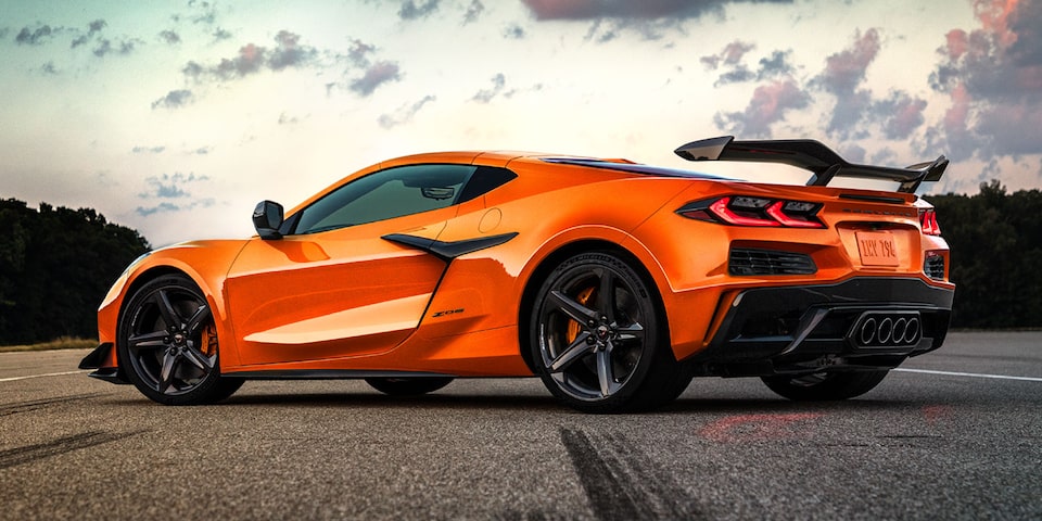 Vista trasera de medio perfil baja de un Chevy Camaro Z06 Naranja