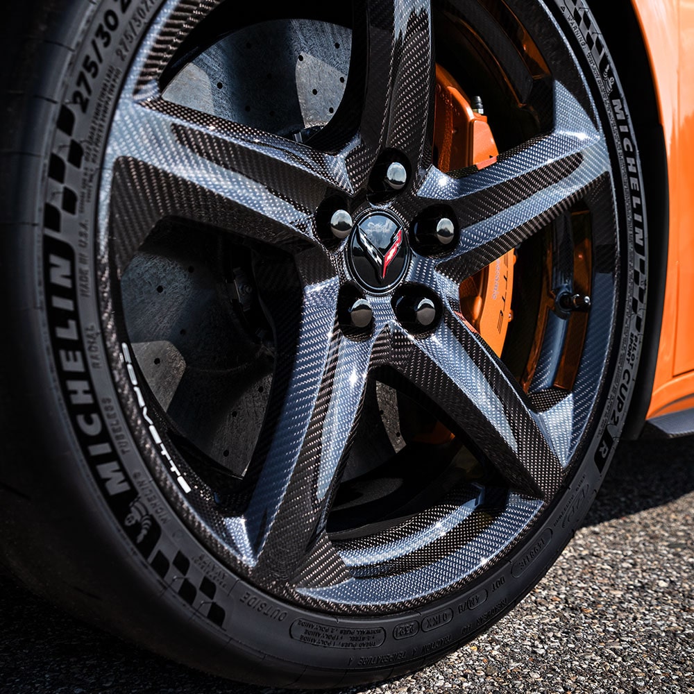 Primer plano del neumático de un Chevy Corvette Z06 2025 de color Plata