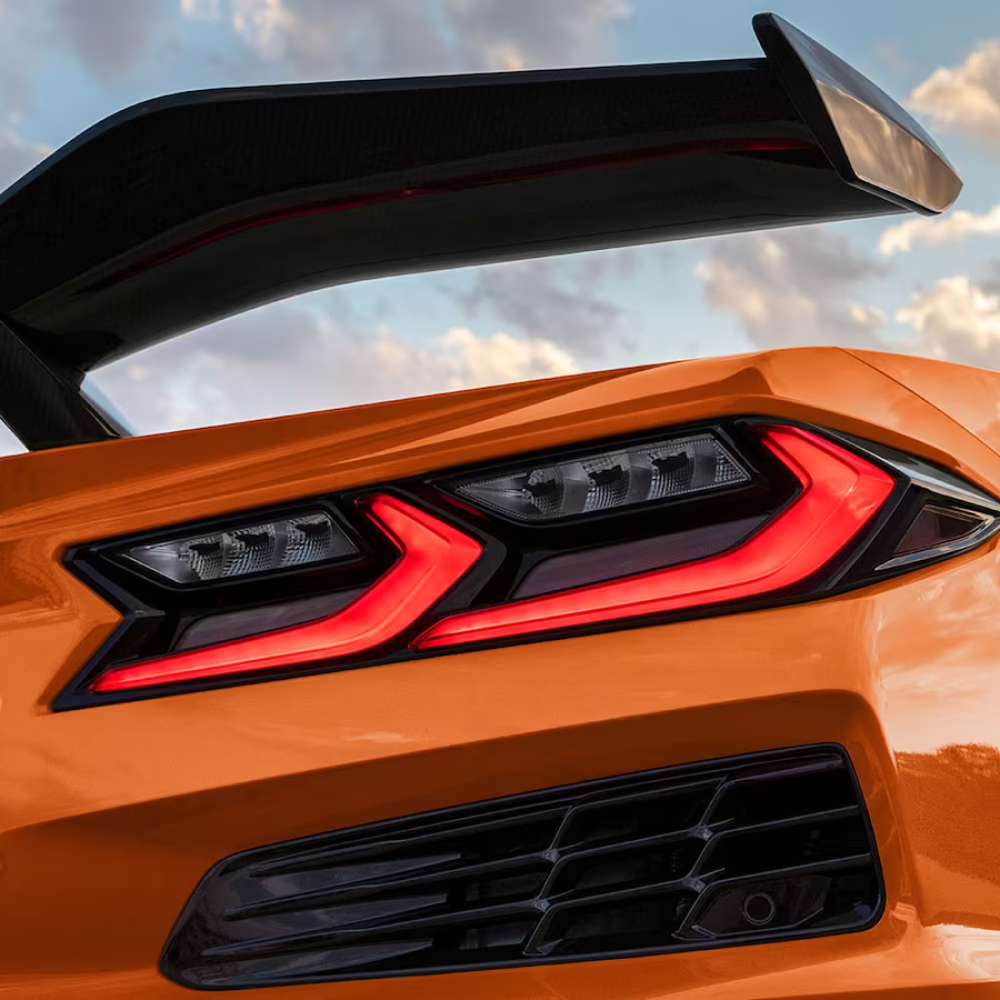 Vista inferior en ángulo del faro trasero y la parte trasera de un Chevy Corvette Z06 2025 Naranja