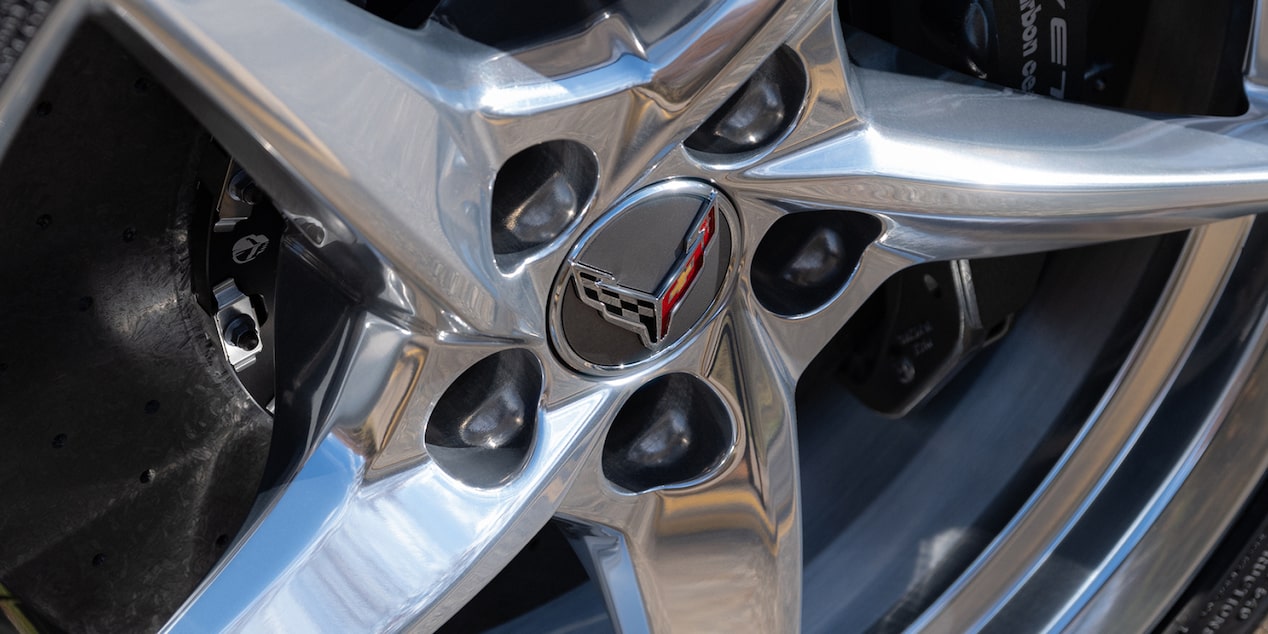 Primer plano del rin de un Chevy Corvette E-Ray