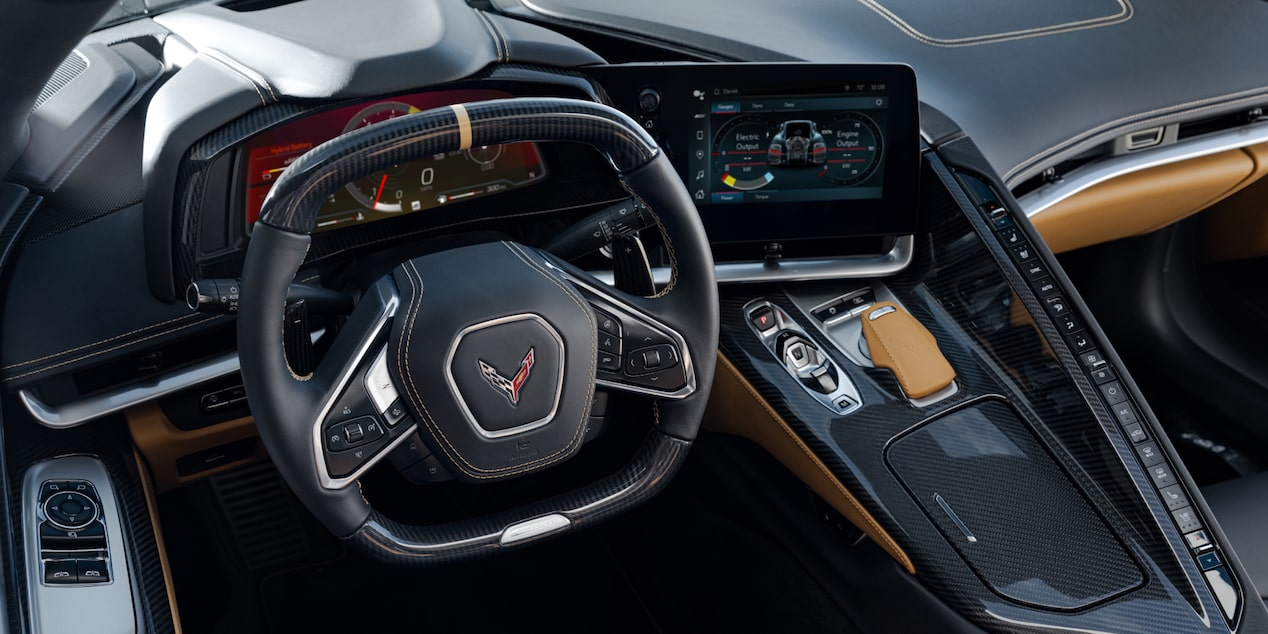 Vista del asiento del conductor del volante y tablero de un Chevy Corvette E-Ray