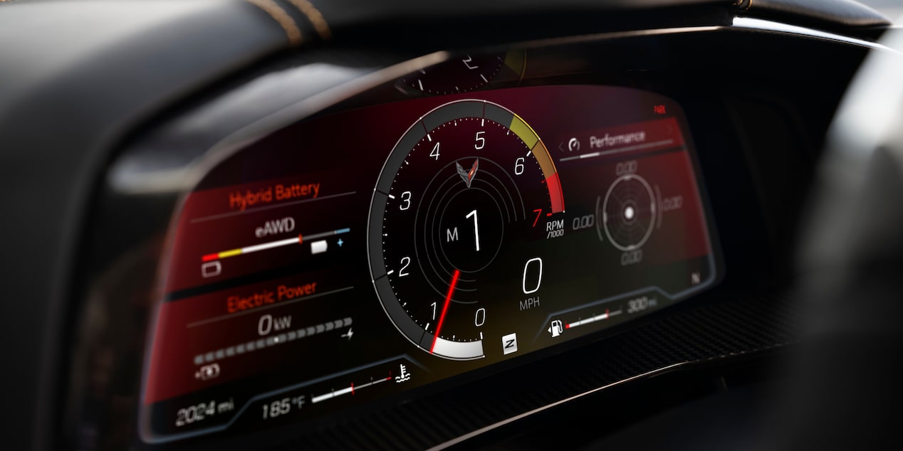 Primer plano del velocímetro en un Chevy Corvette E-Ray