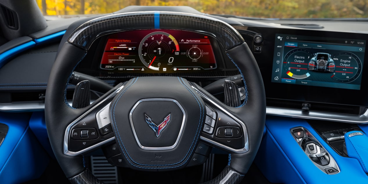 Vista del conductor del volante y tablero de un Chevy Corvette E-Ray
