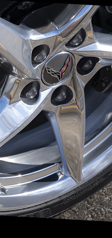 Rin de un Chevy Corvette E-Ray 2025 en un marco vertical