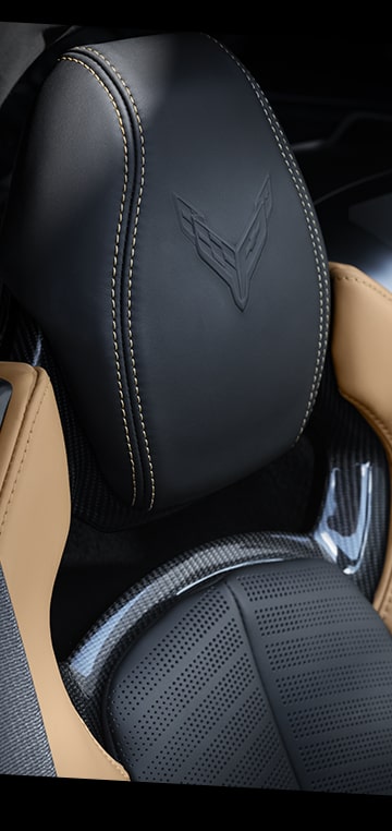 Vista de asiento de color Negro en el interior de un Chevy Corvette E-Ray 2025 en Gris, en un marco vertical