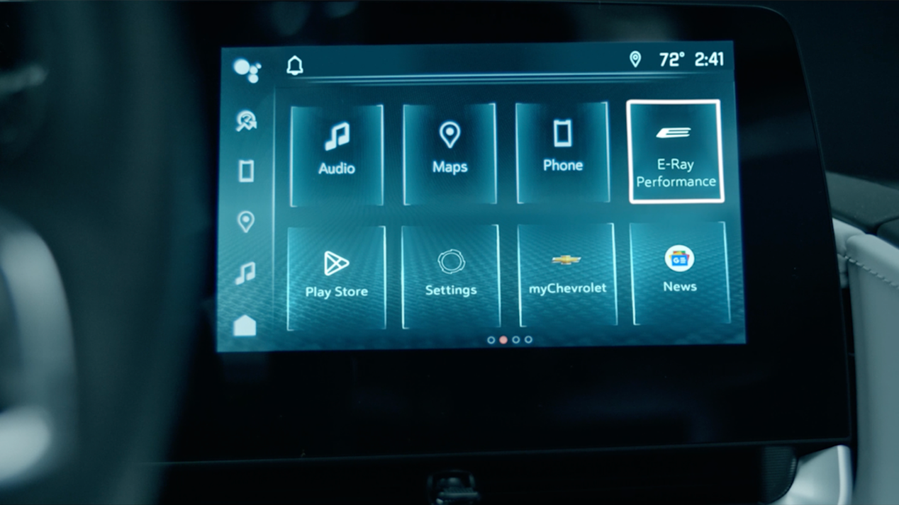 Primer plano del tablero con pantalla de un Chevy Corvette E-Ray