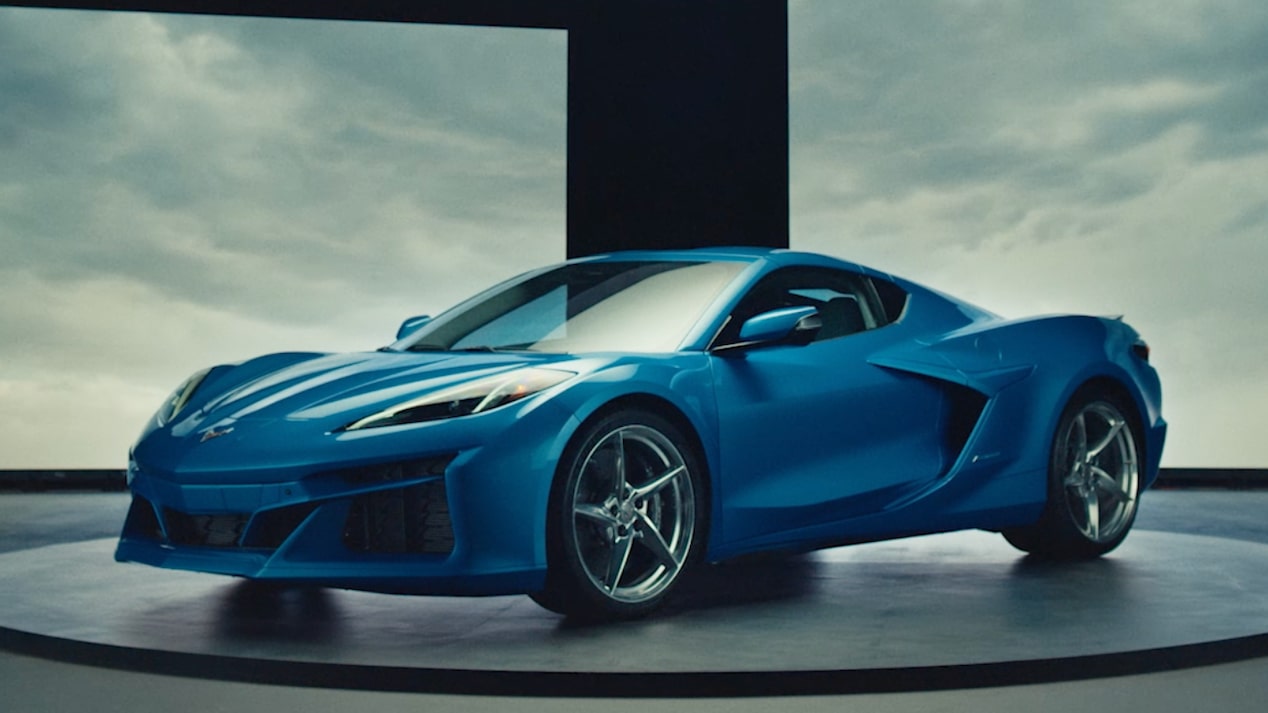 Un Chevy Corvette E-Ray en Azul ubicado sobre una plataforma de exhibición