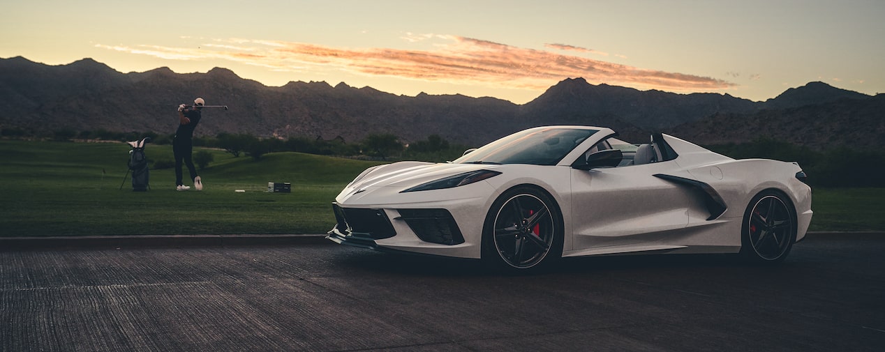 Corvette Stingray 2025 estacionado en un campo de prácticas de golf