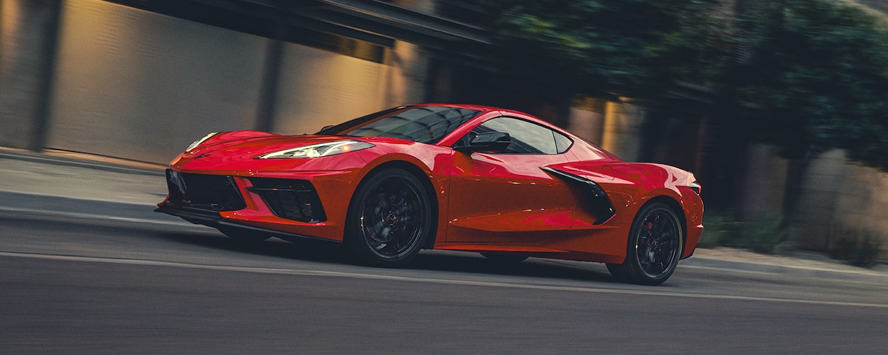 Dos Corvette Stingray 2025 estacionados delante de una casa