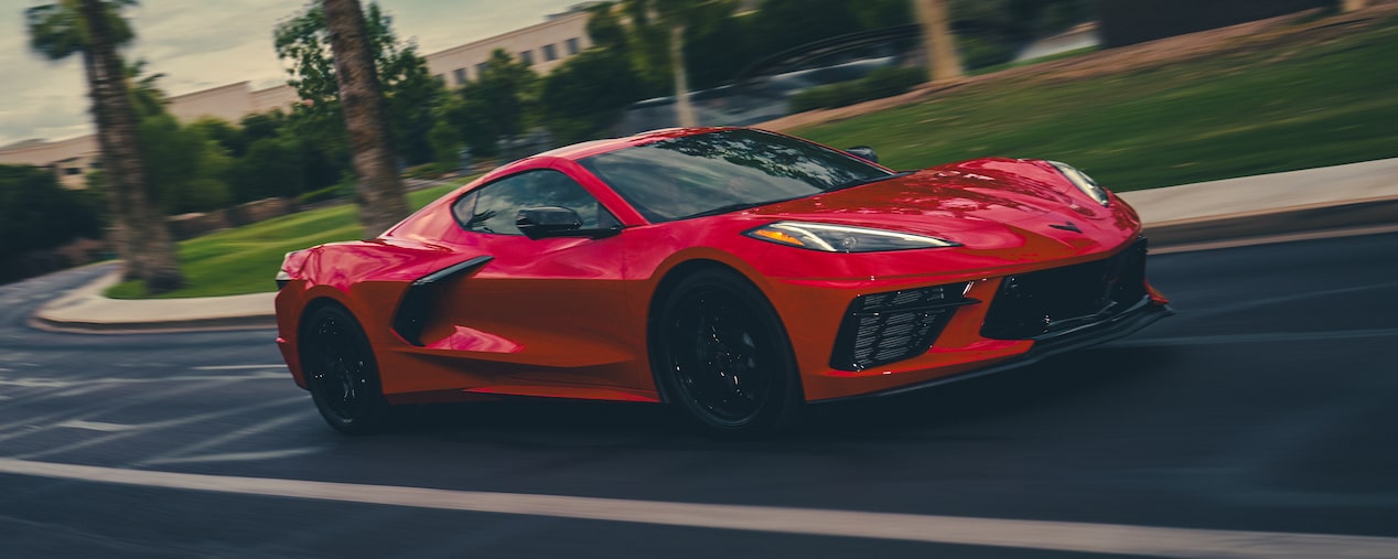 Corvette Stingray 2025 circulando por una calle de ciudad