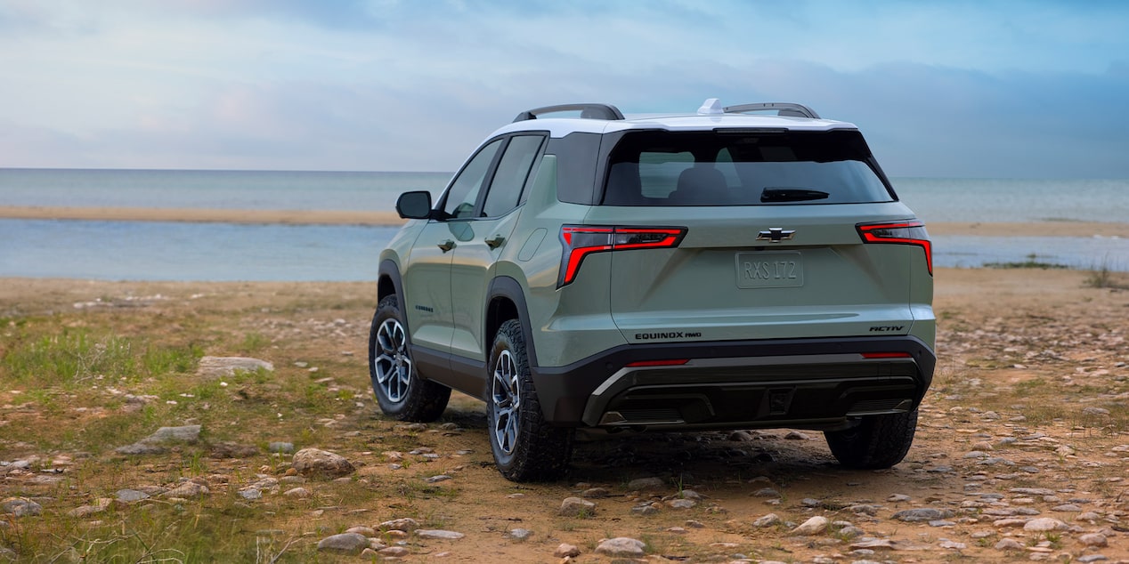 Vista del extremo trasero de una Chevy Equinox 2025 frente al océano