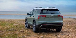 Vista del extremo trasero de una Chevy Equinox 2025 frente al océano