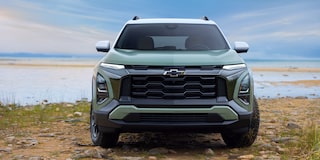 Vista de frente de la Chevy Equinox 2025 estacionada en una playa