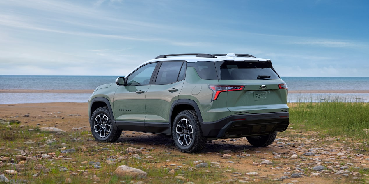 Foto de perfil trasero de la Chevy Equinox 2025 con vista al océano