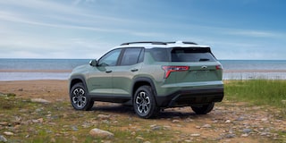 Foto de perfil trasero de la Chevy Equinox 2025 con vista al océano
