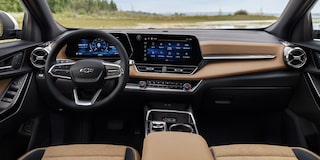 Vista de frente del diseño del panel en el interior de la Chevy Equinox 2025