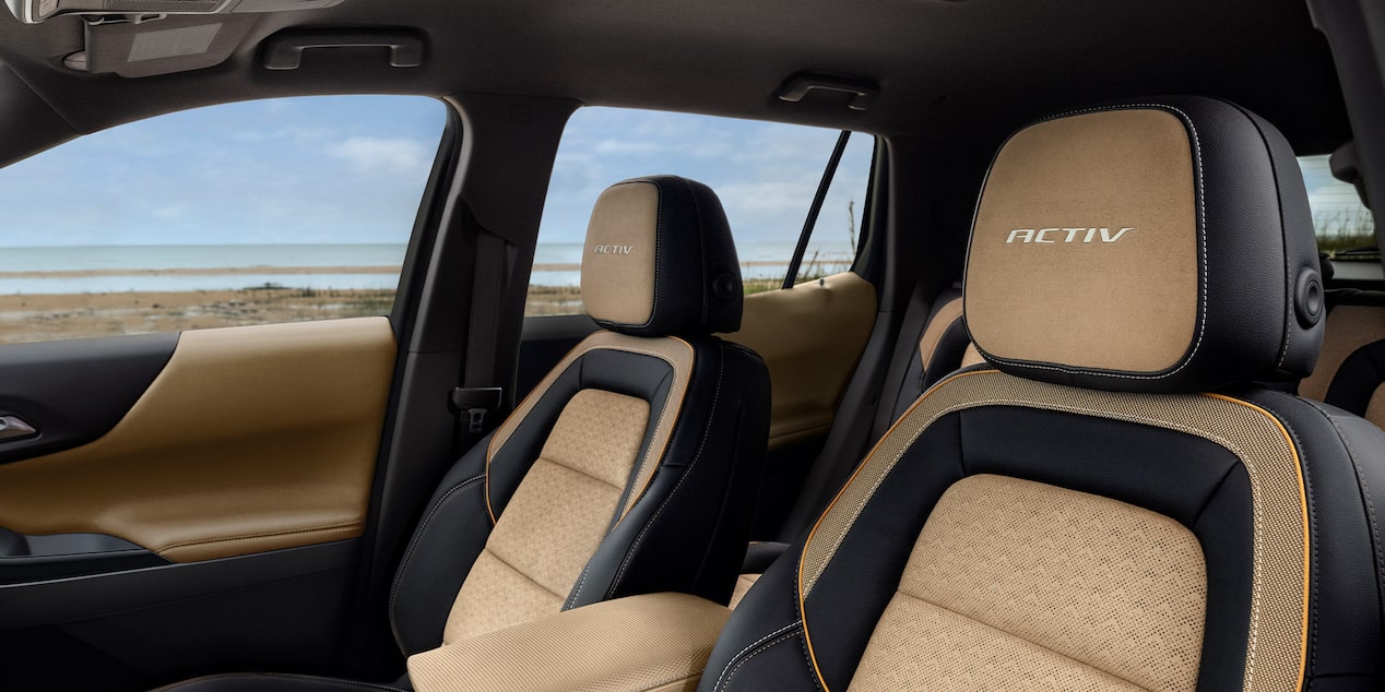Opción de asientos en color Tostado y Negro en el interior de la Chevy Equinox 2025